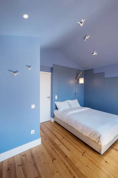 Apartamento Moderno Design Interiores Cores Azuis Pequeno Acolhedor Quarto Cama — Fotografia de Stock