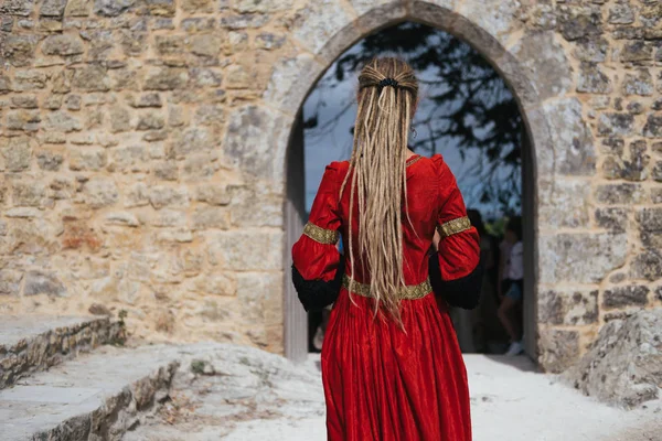 Πορτρέτο Της Γυναίκας Που Φοράει Μεσαιωνικό Ευρωπαϊκό Κόκκινο Αριστοκρατικό Φόρεμα — Φωτογραφία Αρχείου