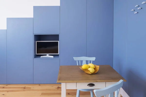 Minimal Interior Design Kitchen Small Apartment Blue Walls Yellow Lemons — Stock Photo, Image