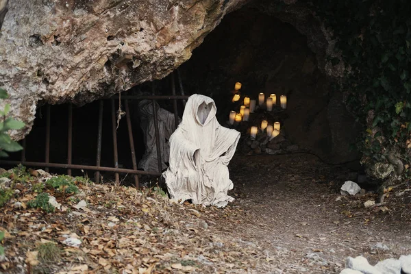 Λευκός Μανδύας Φάντασμα Κουκούλας Στην Είσοδο Της Σπηλιάς Αναμμένα Κεριά — Φωτογραφία Αρχείου