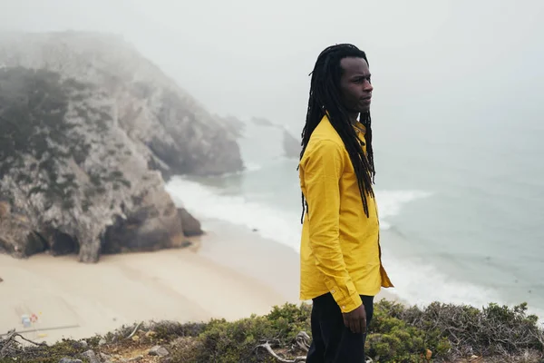 Afrikansk Man Bär Långa Dreadlocks Står Havet Stranden Vita Vågor — Stockfoto