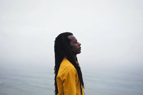 Macho Africano Vestindo Longos Dreadlocks Camisa Amarela Costa Oceano Horizonte — Fotografia de Stock