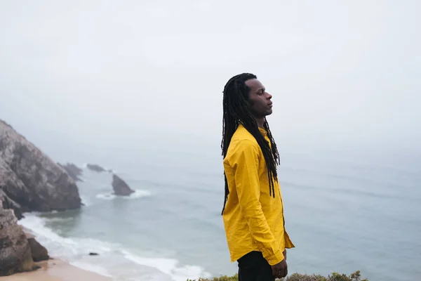 Macho Africano Vestindo Longos Dreadlocks Costa Oceano Ondas Brancas Falésias — Fotografia de Stock