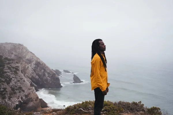 Afrikansk Man Bär Långa Dreadlocks Står Havet Stranden Vita Vågor — Stockfoto