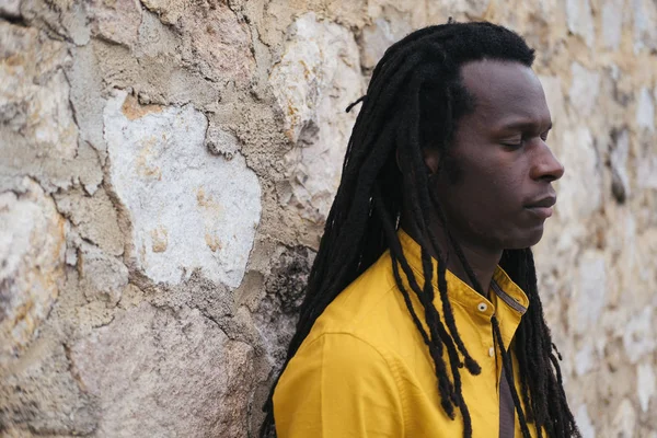 Porträt Eines Afrikanischen Mannes Mit Langen Dreadlocks Und Gelbem Hemd — Stockfoto
