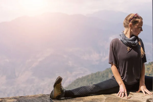 Mladá Žena Turista Dělá Strečink Split Cvičení Vysokých Horách — Stock fotografie