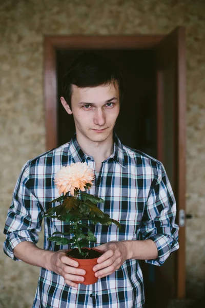 Молодий Студент Тримає Квітку Росте Горщику — стокове фото