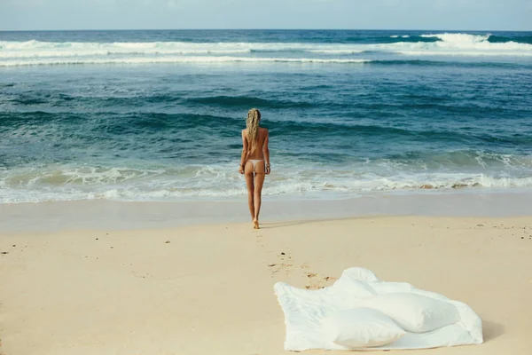 Deniz Kıyısında Suya Doğru Yürüyen Rastalı Kadın Kumsalda Beyaz Battaniye — Stok fotoğraf