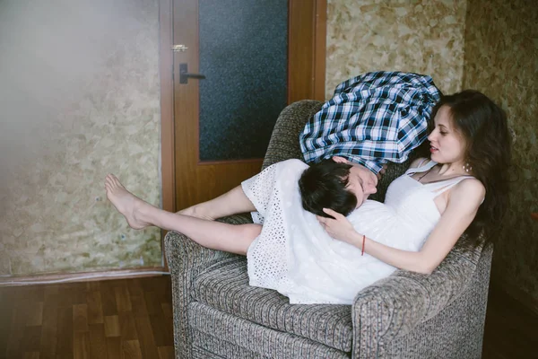 Junge Schwangere Frau Auf Sessel Sitzend Und Ihr Mann Hause — Stockfoto
