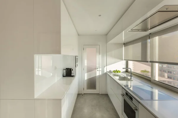 Белый Цвет Освещает Маленькую Кухню Большим Окном Современной Квартире — стоковое фото
