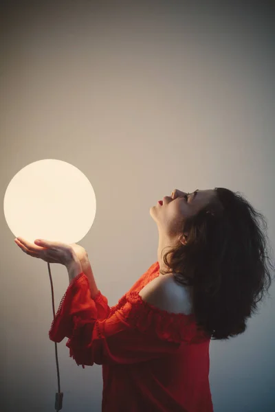Молодая Женщина Смешанной Расы Держать Светящийся Шар Лампы — стоковое фото