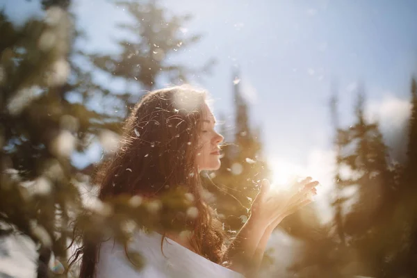 Retrato Mujer Joven Con Pelo Castaño Largo Manta Blanca Bosque —  Fotos de Stock