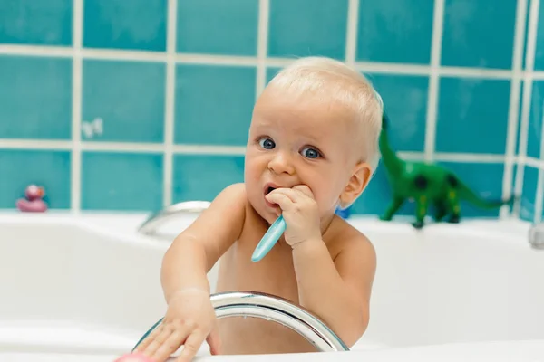 Забавный Маленький Мальчик Сидит Ванной Пытается Почистить Зубы Здоровый Веселый — стоковое фото