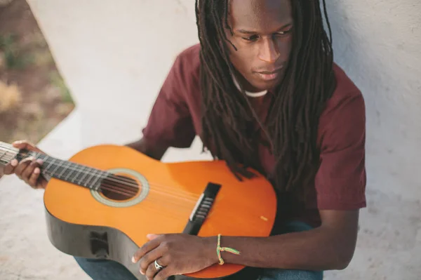 Retrato Músico Homem Africano Usando Dreadlocks Segurando Guitarra Livre — Fotografia de Stock