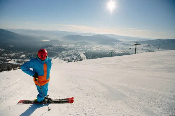 Skier Φορώντας Κράνος Στέκεται Στην Κορυφή Του Βουνού Χιόνι Ηλιόλουστη — Φωτογραφία Αρχείου