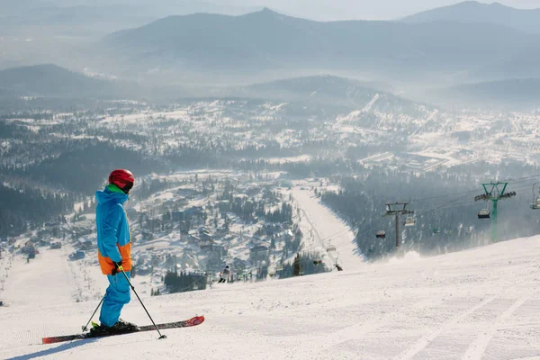 Skier Φορώντας Κράνος Στέκεται Στην Κορυφή Του Βουνού Χιόνι Ηλιόλουστη — Φωτογραφία Αρχείου