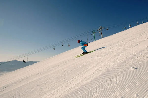 滑雪者在高山上滑行 阳光灿烂 — 图库照片