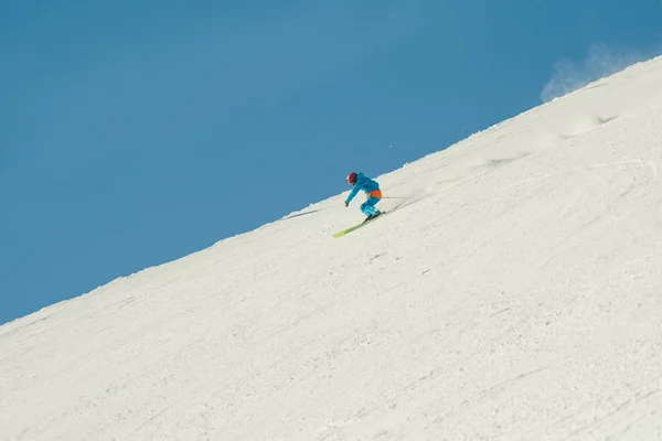 Skiër Afdaling Zonnige Dag Het Hooggebergte — Stockfoto