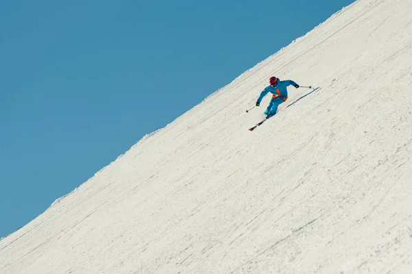 Skiër Afdaling Zonnige Dag Het Hooggebergte — Stockfoto