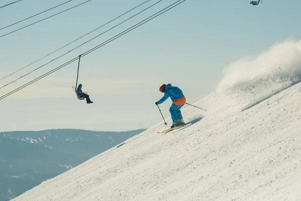 Skier Σκι Κατάβαση Ηλιόλουστη Μέρα Στα Ψηλά Βουνά — Φωτογραφία Αρχείου