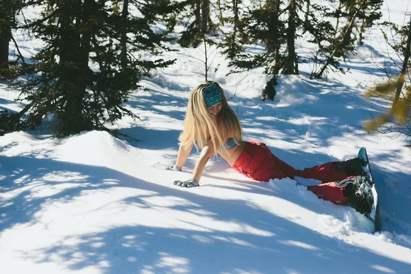 Mujer Snowboarder Tratando Estudiar Freeride Caer Con Snowboard Bosque Nevado —  Fotos de Stock