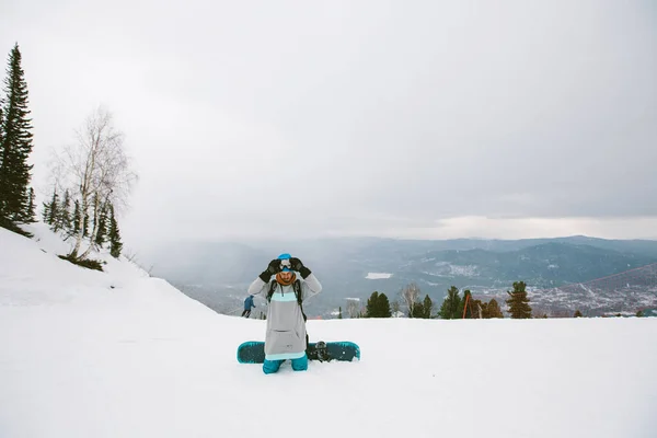 Homem Snowboarder Usando Capuz Topo Montanha Nevado Preparando Para Snowboard — Fotografia de Stock