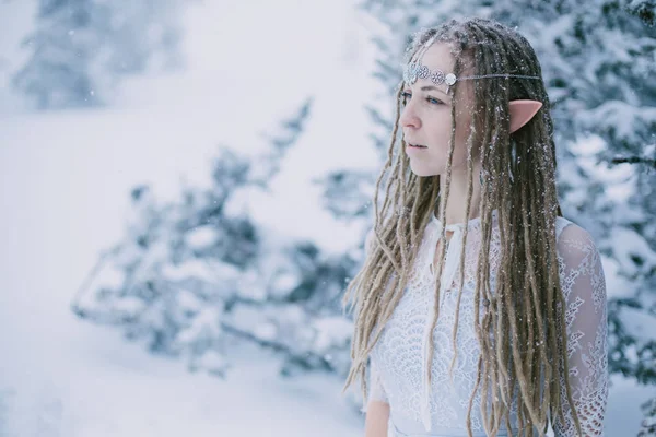 Módní Žena Nosí Elfí Uši Dredy Bílé Šaty Zimě Zasněžené — Stock fotografie