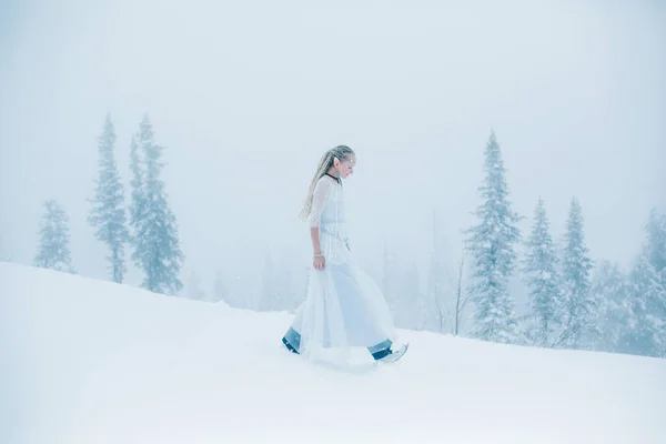 Kışın Karlı Noel Ağacı Ormanında Elf Kulakları Rastaları Beyaz Elbiseler — Stok fotoğraf