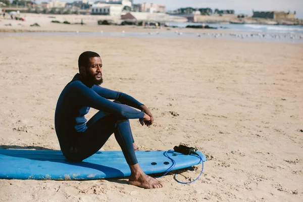 Porträt Eines Surfers Mit Surfbrett Strand Schwarze Hautfarbe Und Bart — Stockfoto