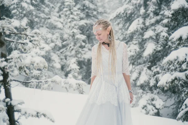 Kobieta Nosząca Elfy Uszy Dredy Białą Sukienkę Zimowym Śnieżnym Lesie — Zdjęcie stockowe