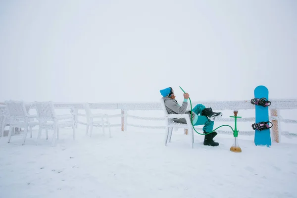 Snowboarder Άνθρωπος Χαλαρώνοντας Και Καπνίζουν Ένα Hookah Shisha Απολαμβάνοντας Θέα — Φωτογραφία Αρχείου