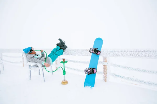Snowboardcu Adam Dinleniyor Nargile Tüttürüyor Dağ Manzarasının Keyfini Çıkarıyor Kış — Stok fotoğraf