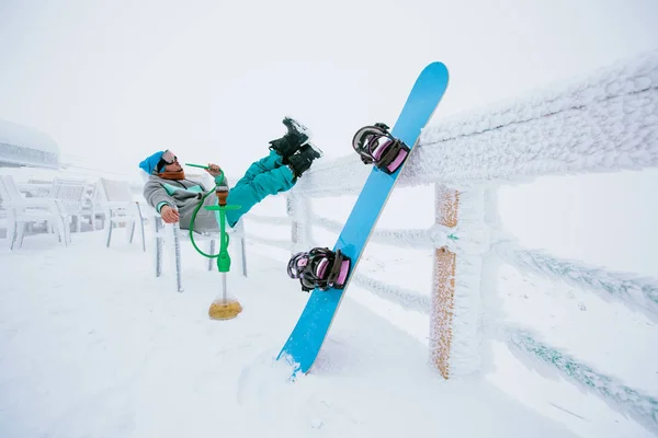 Snowboardcu Adam Dinleniyor Nargile Tüttürüyor Dağ Manzarasının Keyfini Çıkarıyor Kış — Stok fotoğraf