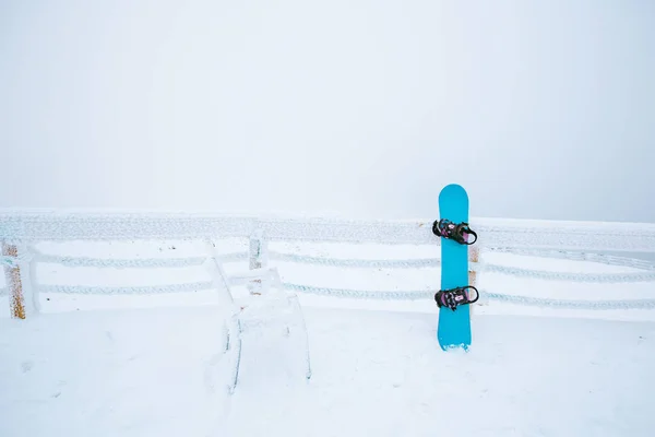 Snowboard Śnieżnym Grodzie Szczyt Góry Mrożone Krzesło Płot Zimowy Dzień — Zdjęcie stockowe