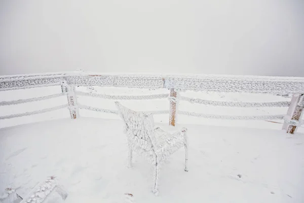 Table Chaises Congelées Dans Neige Extérieure Belle Journée Hiver Enneigée — Photo