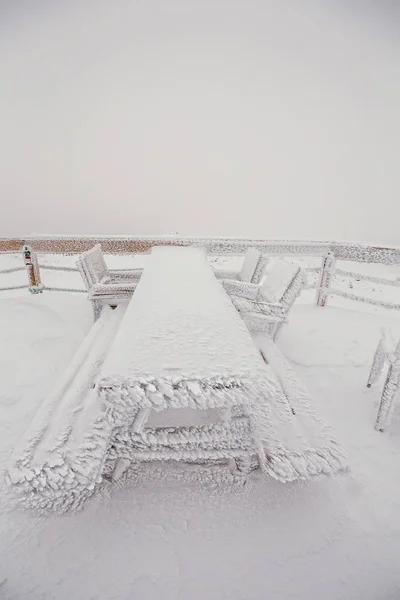 Table Chaises Congelées Dans Neige Extérieure Belle Journée Hiver Enneigée — Photo