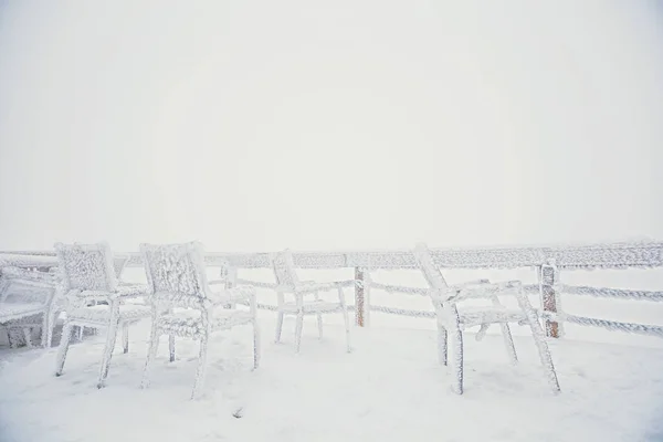 Table Chaises Congelées Dans Neige Extérieure Belle Journée Hiver Enneigée — Photo