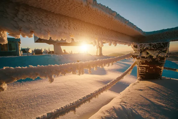 Sol Kommer Över Fryst Staket Siluett Snö Utomhus Vacker Frost — Stockfoto