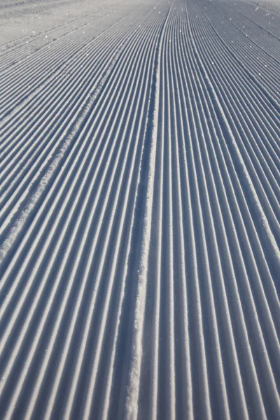 滑雪升降和雪地表面的整形和准备高山滑雪 — 图库照片