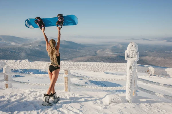Mujer Con Bikini Camiseta Con Tabla Snowboard Pie Cima Montaña —  Fotos de Stock