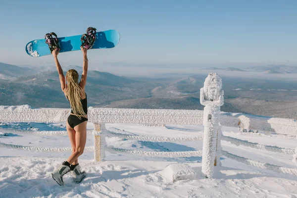 Mujer Con Bikini Camiseta Con Tabla Snowboard Pie Cima Montaña —  Fotos de Stock