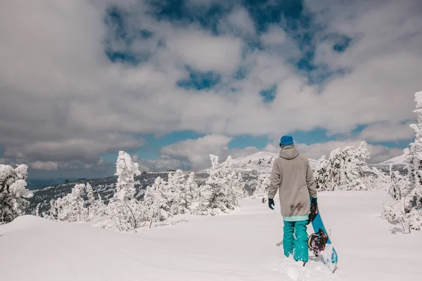 Glad Snowboardåkare Promenader Vinter Snöig Skog Frysta Träd Solig Dag — Stockfoto