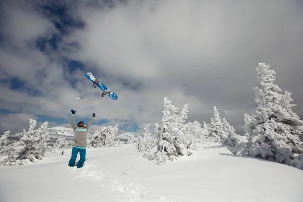 Gelukkige Snowboarder Winter Besneeuwd Bos Bevroren Bomen Zonnige Dag — Stockfoto