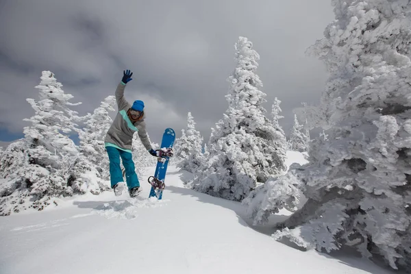 Snowboarder Felice Nella Foresta Innevata Invernale Alberi Ghiacciati Giornata Sole — Foto Stock