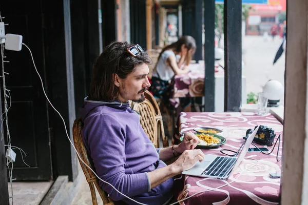 Jonge Freelancer Zitplaatsen Aziatische Casual Street Cafe Ontbijten Werken Met — Stockfoto