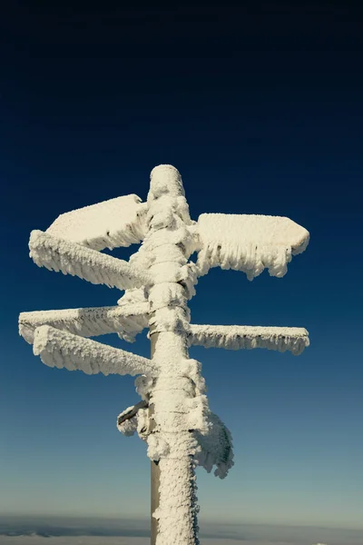 Frozen Signpost Snow Winter Landscape Sunny Cold Day Ski Resort — Stock Photo, Image