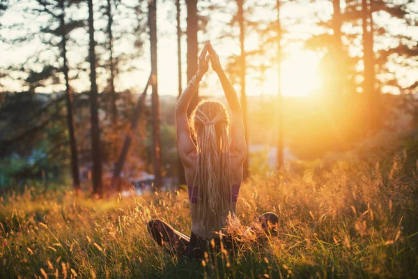 Junge Frau Trägt Dreadlocks Bei Yoga Meditation Freien Wald Sonnenuntergang — Stockfoto