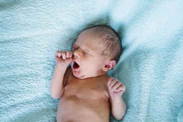 Портрет Новорожденного Ребенка Спящего Кровати — стоковое фото