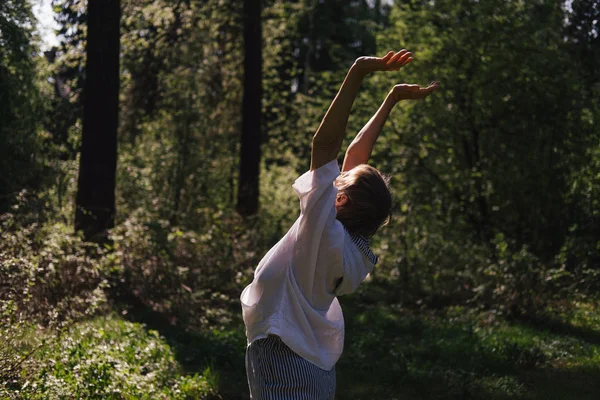 Літня Жінка Робить Вправи Відкритому Повітрі Літньому Парку — стокове фото