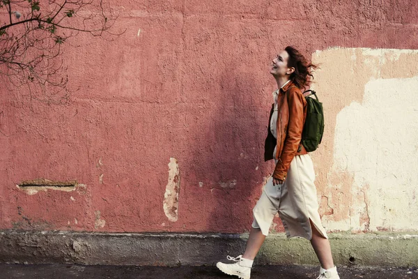 Mujer Joven Con Mochila Pequeña Caminando Aire Libre Ciudad Frente — Foto de Stock